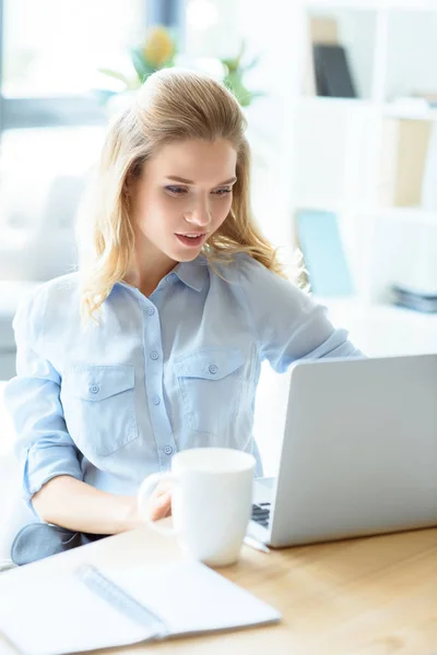Businesswoman working on laptop — Stock Photo