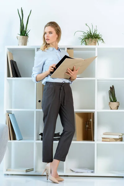 Geschäftsfrau mit Arbeitstagebuch im Büro — Stockfoto
