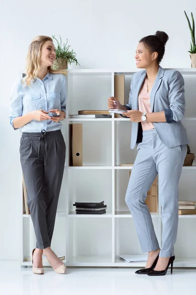 Multiethnic businesswomen discussing work — Stock Photo