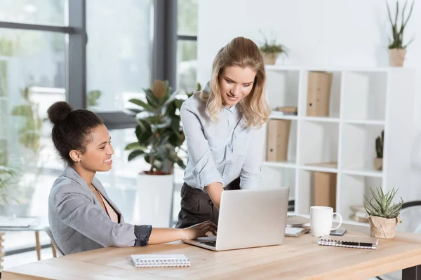 Empresarias multiétnicas que trabajan en el proyecto - foto de stock