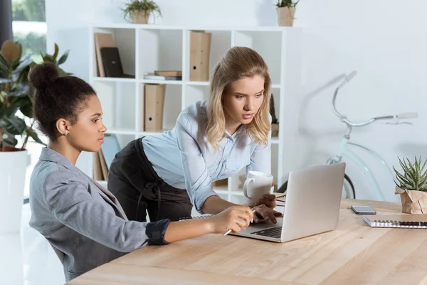 Empresarias multiétnicas que trabajan en el proyecto - foto de stock