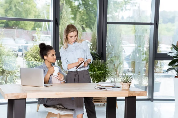 Multiethnic businesswomen working on project — Stock Photo