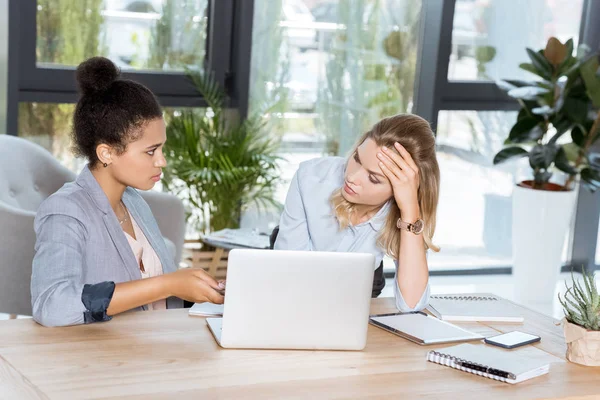 Empresarias multiétnicas que trabajan en el proyecto - foto de stock