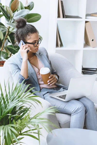 Mujer de negocios afroamericana hablando en smartphone - foto de stock