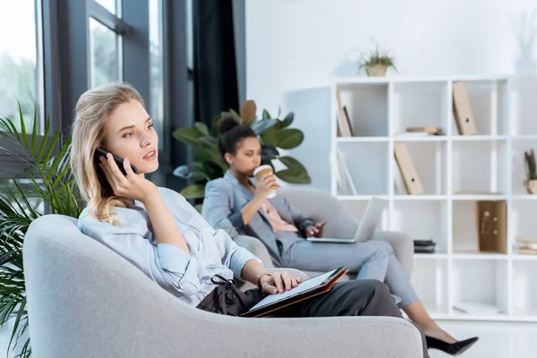 Mujer de negocios hablando en smartphone - foto de stock