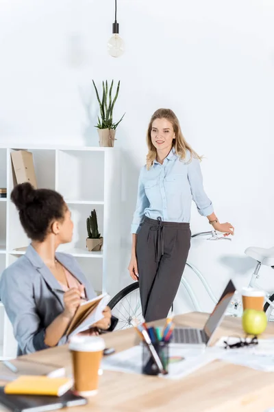 Multiethnische Geschäftsfrauen im Büro — Stockfoto