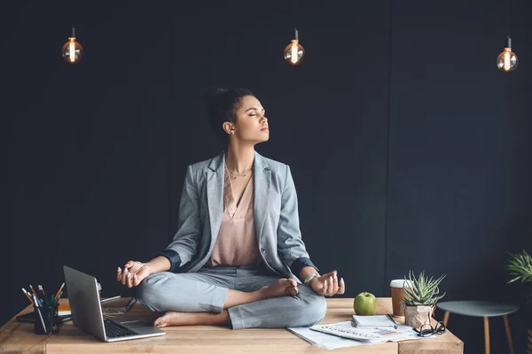 Afrikanische amerikanische Geschäftsfrau meditiert im Büro — Stockfoto