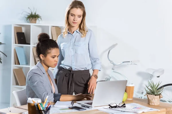 Femmes d'affaires multiethniques travaillant sur ordinateur portable — Photo de stock