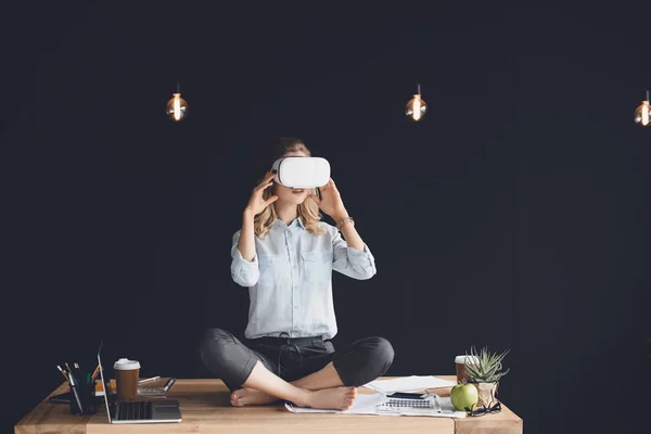 Businesswoman in vr headset at workplace — Stock Photo