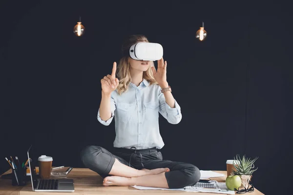 Бізнес-леді в гарнітурі vr на робочому місці — Stock Photo