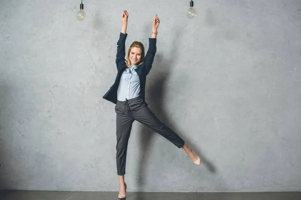 Heureuse femme d'affaires en costume — Photo de stock