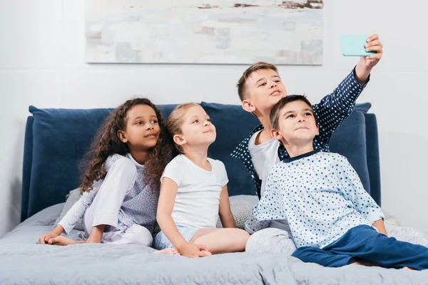 Niños multiculturales tomando selfie - foto de stock