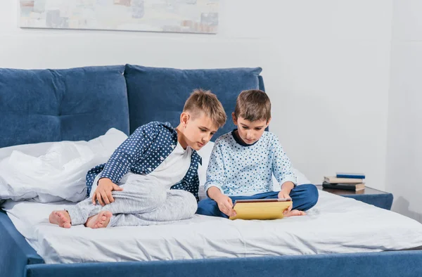 Meninos usando Tablet em casa — Fotografia de Stock