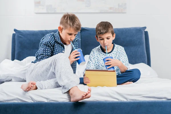 Jungen nutzen Tablet zu Hause — Stockfoto