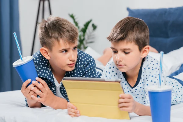 Jungen nutzen Tablet zu Hause — Stockfoto