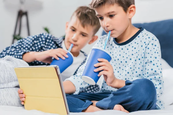 Jungen nutzen Tablet zu Hause — Stockfoto