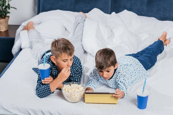 Jungen nutzen Tablet zu Hause — Stockfoto