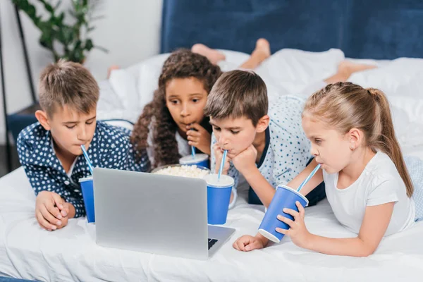 Niños multiculturales viendo películas - foto de stock