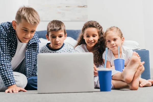 Niños multiculturales viendo películas - foto de stock