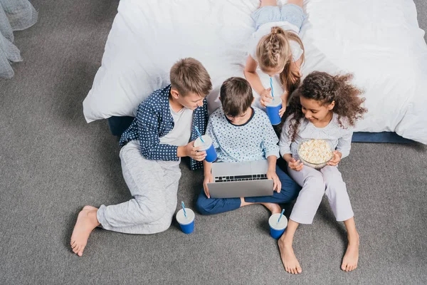 Enfants multiculturels regarder le film — Photo de stock