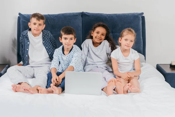Мультикультурні діти з ноутбуком вдома — стокове фото
