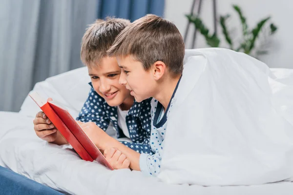 Chicos leyendo libro juntos - foto de stock