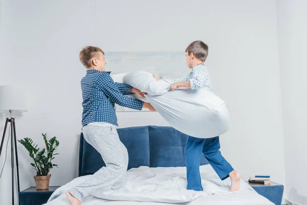 Boys having pillow fight — Stock Photo