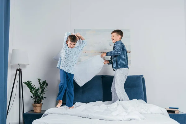 Chicos teniendo pelea de almohadas - foto de stock