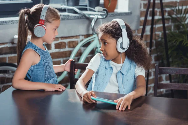 Meninas multiculturais em fones de ouvido — Fotografia de Stock