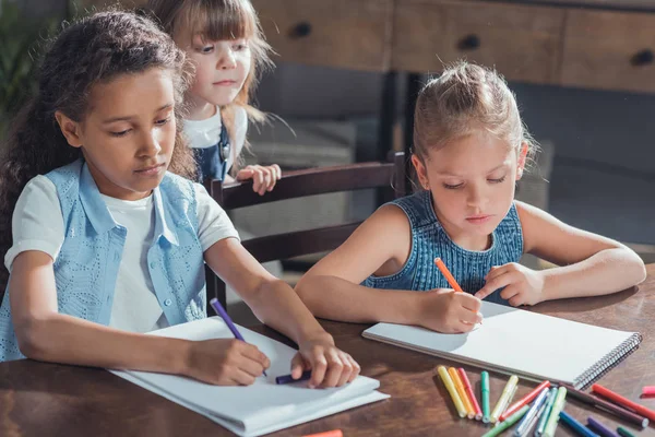 Multicultural girls drawing pictures — Stock Photo