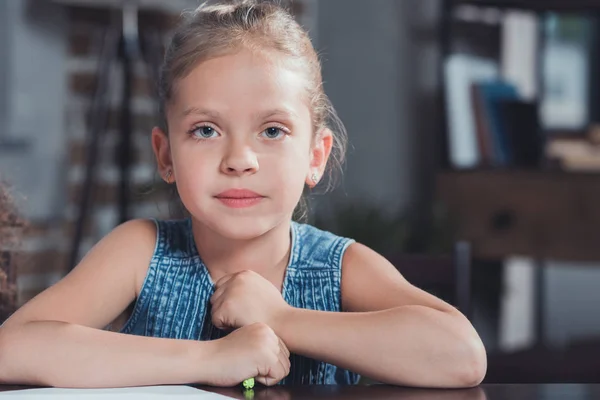 Маленькая девочка с ярким маркером — стоковое фото