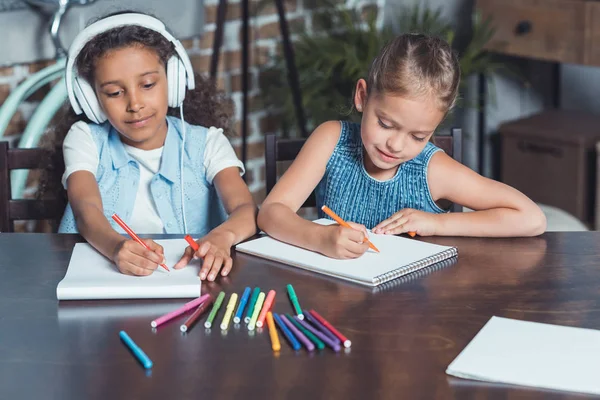 Multicultural girls drawing pictures — Stock Photo
