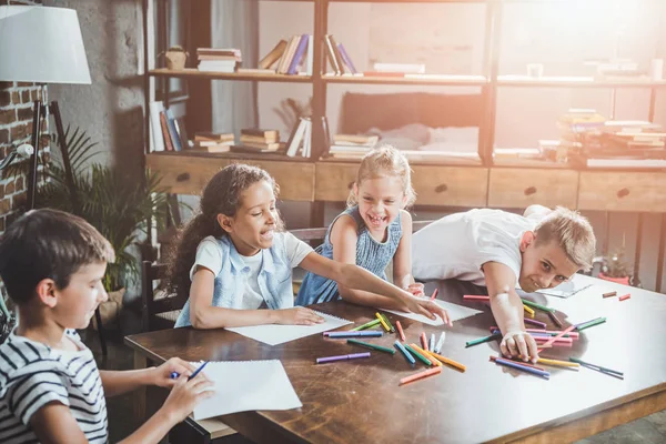 Niños multiétnicos haciendo dibujos - foto de stock