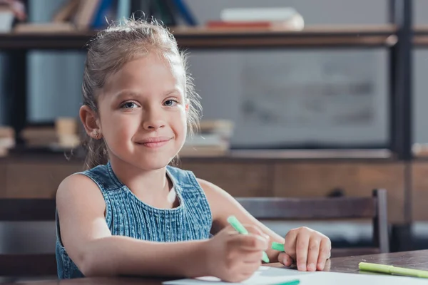 Cute girl drawing picture — Stock Photo
