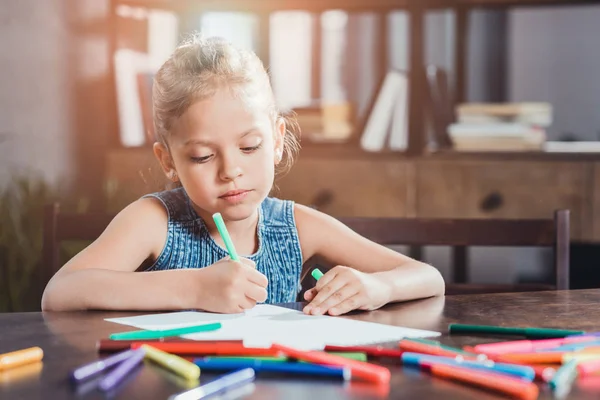 Cute girl drawing picture — Stock Photo