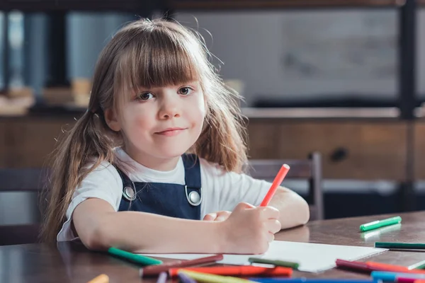 Cute girl drawing picture — Stock Photo