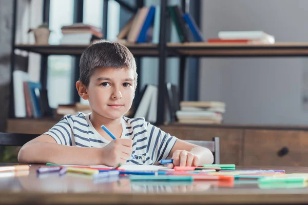 Little boy drawing picture — Stock Photo