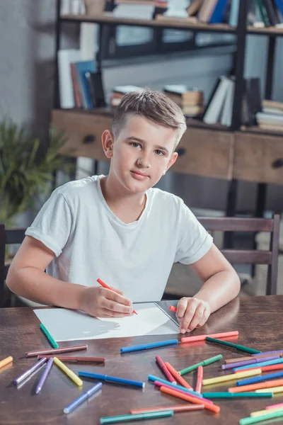 Little boy drawing picture — Stock Photo