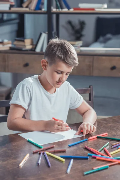 Маленький хлопчик малює картину — стокове фото