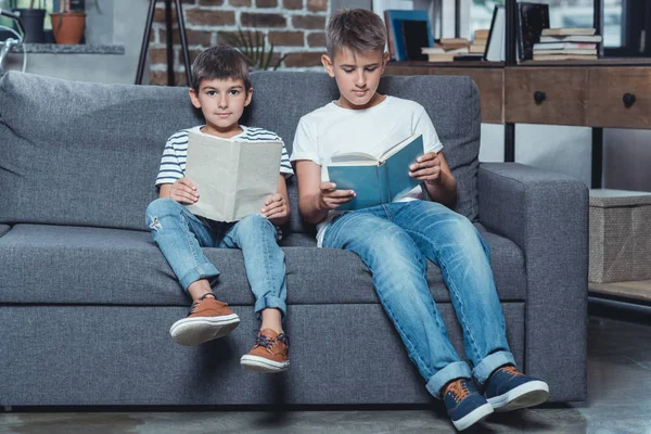 Маленькие мальчики читают книги — стоковое фото