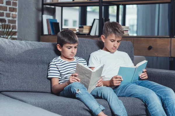 Petits garçons lisant des livres — Photo de stock