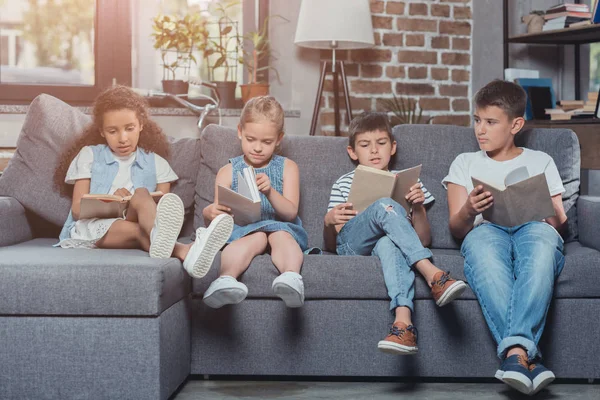 Bambini multiculturali che leggono libri — Foto stock