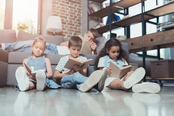 Crianças multiculturais lendo livros — Fotografia de Stock