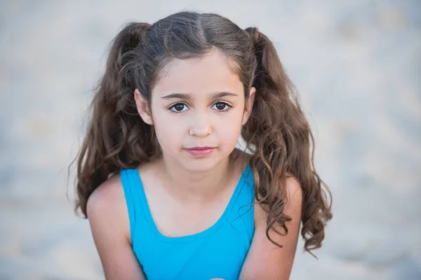 Menina na praia — Fotografia de Stock