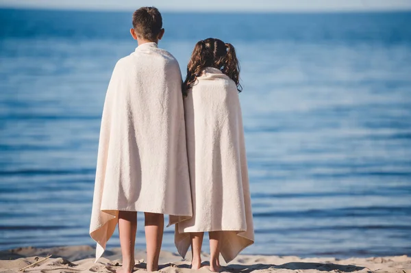 Boy and girl on seashore — Stock Photo