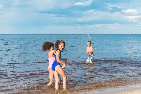 Niños jugando en la playa - foto de stock