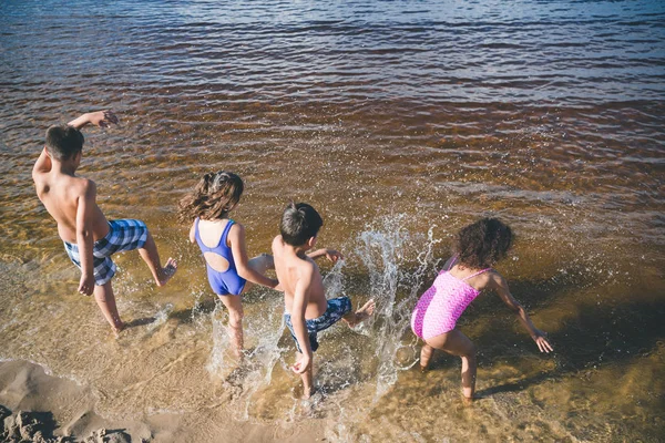 Crianças brincando na praia — Fotografia de Stock