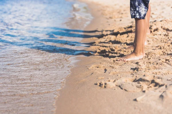 Bambini in piedi sulla spiaggia di sabbia — Foto stock