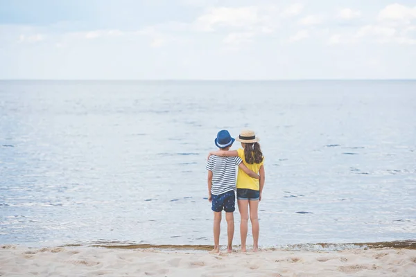 Petit garçon et fille sur la plage — Photo de stock
