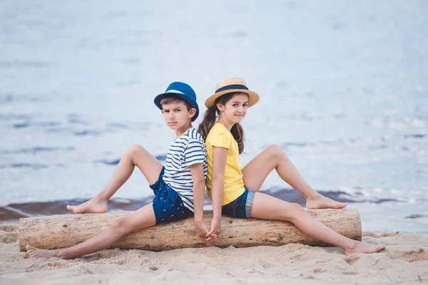 Маленький хлопчик і дівчинка на пляжі — стокове фото